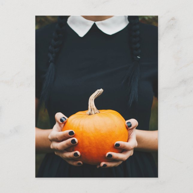 Cartão Postal De Festividades O vestido preto da abóbora do Halloween (Frente)