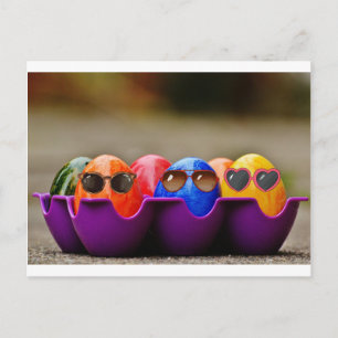 Cartão Postal De Festividades Ovos da páscoa que vestem óculos de sol, máscar