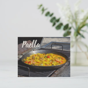 Cartão Postal De Festividades Paella é cozida em um presente de grelhador para o
