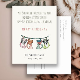 Cartão Postal De Festividades Papai Noel engraçado enche as meias com sorteio de