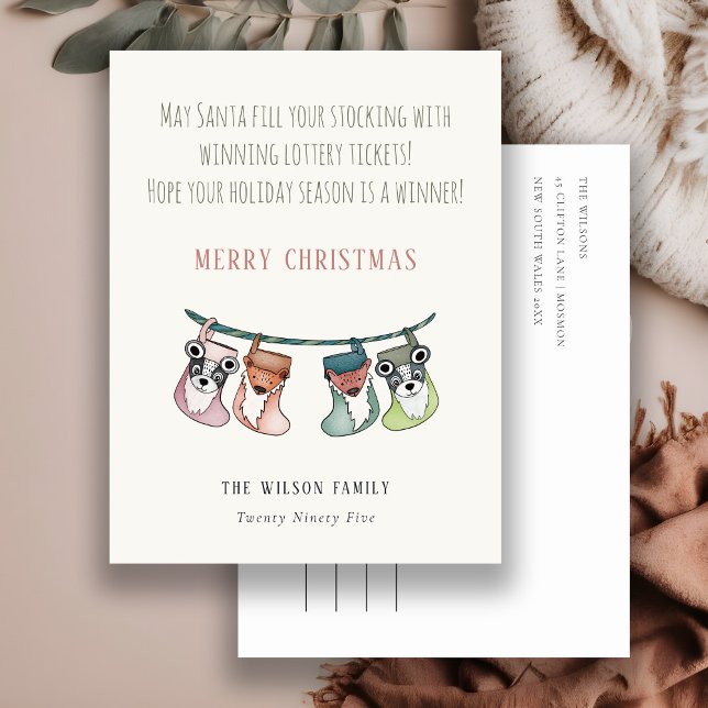 Cartão Postal De Festividades Papai Noel Engraçado Enche Meias com Loteria de Na (Criador carregado)