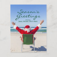 Papai noel que relaxa em uma praia australiana