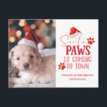 Cartão Postal De Festividades Papais noeis - As patas estão chegando à foto de N<br><div class="desc">Papais noeis Paws está chegando à Cidade natalícia Fotografia e Tipografia com Diversão de Férias, Impressões de Santa Hat, Cachorro ou Gato, e texto do roteiro de tendências em Vermelho Brilhante. Uma citação engraçada e fofa para os Pet-Lovers de Natal, feriados e época de inverno. Divertido para toda a família!...</div>