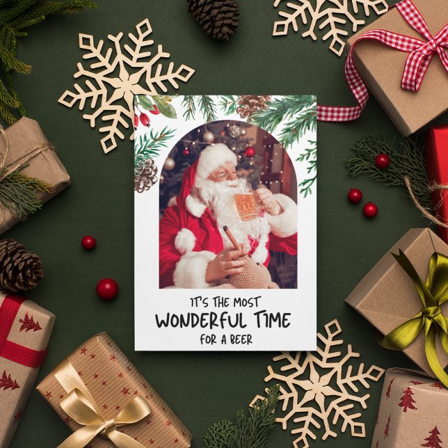 Cartão Postal De Festividades Papais noeis Engraçados Mais Maravilhosos do Tempo (Funny Santa Most Wonderful Time Beer Christmas Holiday Postcard)
