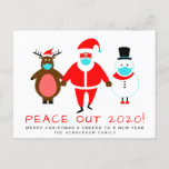 Cartão Postal De Festividades Papais noeis Negros Snowman Reindeer Mask Peace Ou<br><div class="desc">Cartaz de Natal e Anos novos engraçados celebrando o final para um ano difícil. Um boneco de neve e renas de desenho animado, liderado por um legal retro negro Papai Noel, estão vestindo máscaras de rosto sobre "Peace Out 2020!" em tipografia vermelha divertida. Você pode personalizar a mensagem "Peace Out",...</div>