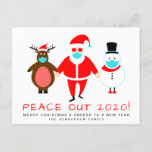 Cartão Postal De Festividades Papais noeis Snowman Reindeer Face Mask Peace Out<br><div class="desc">Um cartão postal de Natal e Anos novos engraçados celebrando o final para um ano difícil. Um boneco de neve e rena de desenho animado, liderado por um legal retrô Papai Noel, estão vestindo máscaras de rosto sobre "Peace Out 2020!" em tipografia vermelha divertida. Você pode personalizar a mensagem "Peace...</div>