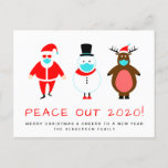 Cartão Postal De Festividades Papais noeis Snowman Reindeer Mask Engraçado Peace<br><div class="desc">Cartaz de Natal e Anos novos engraçados celebrando o final para um ano difícil. Um boneco de neve, Papai Noel e renas estão vestindo máscaras de rosto sobre "Peace Out 2020!" em tipografia vermelha divertida. Você pode personalizar a mensagem "Peace Out", o cartões de natal (inicialmente definido como "Feliz Natal...</div>