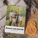 Cartão Postal De Festividades Paz em Foto da Família na Terra Feliz Natal<br><div class="desc">Esta paz com fotos da família no mundo,  um cartão postal de Natal alegre é perfeito para uma simples celebração de Natal. O design apresenta uma fonte elegante para embelezar seu evento.</div>