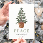 Cartão Postal De Festividades Paz Natal Evergreen Tree Simples<br><div class="desc">Este simples cartão postal de feriado apresenta uma ilustração aquosa de uma árvore verde-everdeada numa cesta. A palavra "PEACE" aparece em letras grandes, sage verdes serif que se coordenam com a arte. Adicione o nome da sua família e o ano em itálico de cinzas carvões, e o seu endereço de...</div>