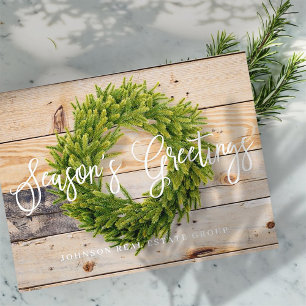 Cartão Postal De Festividades Pine Wreath na madeira Saudações da estação