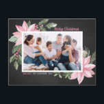 Cartão Postal De Festividades Pink Poinsettias Chalkboard Feliz Foto de Natal<br><div class="desc">Feliz Natal! Envie cartões de natal para a família e amigos com este cartão postal botânico personalizável. Apresenta a ilustração aquarela das poinsettias, bagas, algodão e colas cor-de-rosa sobre um fundo de quadro negro. Personalize adicionando fotos e seus próprios textos. Este cartão-postal floral cor-de-rosa está disponível numa variedade de estoques...</div>