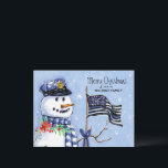 Cartão Postal De Festividades Policial Fino Blue Line Flag Feliz Natal Snowman<br><div class="desc">Este cartão postal de feriado para a polícia e a polícia mostra um boneco de neve vestindo um chapéu policial e um carregando azul xadrez uma fina linha azul bandeira americana decorada com frutas vermelhas festivas. Personalize com seu nome e saudação. Projetado pelo famoso artista mundial Tim Coffey.</div>