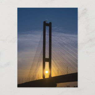 Cartão Postal De Festividades Ponte Suspensa ao Nascer do Sol Contra um Céu Colo