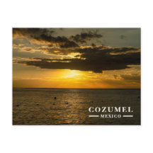 Pôr do sol dourado no oceano em Cozumel México
