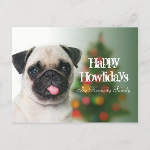 Cartão Postal De Festividades Pug dog contra a árvore de Natal com bokeh