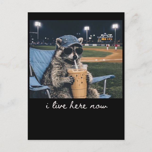 Cartão Postal De Festividades Raccoon I Live Here Now Shirt Raccoon Drinking Ice (Frente)