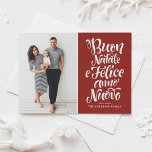 Cartão Postal De Festividades Red Buon Natale Calliografia Foto de Natal<br><div class="desc">Buon Natale e Felice Anno Nuovo! Envie seus desejos de feriado para amigos e família com este cartão postal de Natal personalizável. Este cartão de Natal italiano apresenta caligrafia moderna. Personalize adicionando seus detalhes. Este cartão postal de Natal com fotografia está disponível em outras cores e estoque de papelão. Itens...</div>