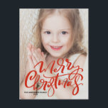 Cartão Postal De Festividades Red Modern Calliografia Feliz Foto de Natal<br><div class="desc">Feliz Natal! Envie sua mensagem de Natal festiva para a família e amigos com este cartão postal de fotos de Natal personalizável. Apresenta uma caligrafia branca moderna. Personalize adicionando uma foto, nomes, ano e outros detalhes. Este cartão-postal de Natal com letra de mão está disponível em outros estoques de cartão....</div>