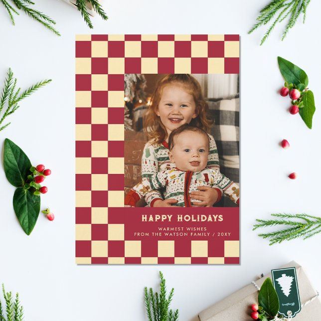 Cartão Postal De Festividades Red Retro Groovy Checkered Happy Holidays Foto (Red Retro Groovy Checkered Happy Holidays Photo Holiday Postcard)