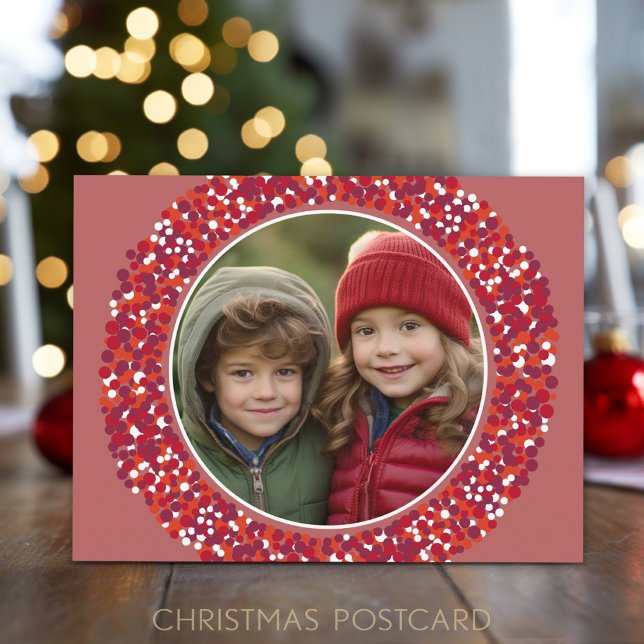 Cartão Postal De Festividades Rua de Natal 1 Foto com amoras vermelhas (A simple red berry border with one photo on the front. A festive Christmas postcard to send.)