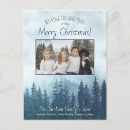 Cartão Postal De Festividades Rustic Mountain Blue Pines Feliz Foto de Natal