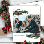 Cartão Postal De Festividades Rústico Pinheiro Verde Bough Watercolor Floral<br><div class="desc">Envie cartões de natal para amigos e família em cartões simples, chic, elegantes e modernos do estilo do design fotográfico festivo, natural! Um belo quadro de folhas de pinheiro de cor aquosa verde macia pintado em cima e abaixo da sua foto, com um bonito cone marrom na frente. A parte...</div>