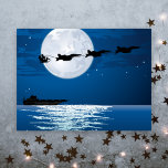 Cartão Postal De Festividades Santa and Super Hornets F/A-18 Jets Christmas<br><div class="desc">This patriotic military holiday Christmas postcard features Santa Claus and his sleigh pulled by a team of F/A-18F Super Hornet jets. They are flying above an aircraft carrier in front of a full moon. Greeting - "Wishing You a Merry Christmas and a Happy New Year". - The greeting can be...</div>