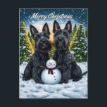 Cartão Postal De Festividades Scottish Terriers and Snowman Christmas<br><div class="desc">Envie desejos de férias calorosos com este cartaz de Natal encantador escocês Terrier, com dois adoráveis Terriers Escoceses sentados orgulhosamente ao lado de um bonitão de neve numa terra maravilhosa de inverno nevado. À medida que o sol se põe atrás de árvores cobertas de neve, um brilho de ouro enche...</div>