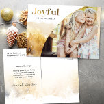 Cartão Postal De Festividades Script de Joyful Dourado Chic com Foto Curvada<br><div class="desc">Design de Natal moderno,  chic,  com o elegante e personalizado script "Joyful" no estilo de gradiente dourado com um único modelo de fotografia curvo e sutil estilo aquarela dourada paisagem de inverno. A parte traseira apresenta gráficos complementares e campos de texto adicionais.</div>
