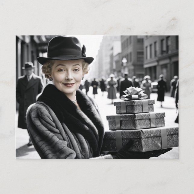 Cartão Postal De Festividades Senhora Retro na Rua Ocupada com Presentes (Frente)