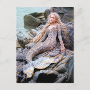 Cartão Postal De Festividades Sereia Sentada em Rochas pelo Oceano