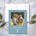 Cartão Postal De Festividades Simples Menorah Modern Family Foto Hanukkah<br><div class="desc">Cartão postal da família moderna de Foto Hanukkah,  com uma menorah simples em um fundo verde-teal. Com a tipografia personalizável branca,  você adiciona suas próprias informações. Você também adiciona sua própria foto para tornar seu cartão especial. Excelente de enviar bons desejos aos amigos e à família neste feriado.</div>