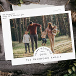 Cartão Postal De Festividades Simples Natal da Família Minimalística Moderna<br><div class="desc">Apresentando nosso Cartão-postal de Natal Simples, Moderno e Minimalista da Família Foto da Família, uma tendência e na moda para enviar cartões de natal quentes para seus entes queridos. Esses cartões postais são projetados com um toque moderno e minimalista, adicionando uma elegância eterno às suas mensagens de feriado. Apresentando uma...</div>