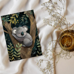 Cartão Postal De Festividades Sleepy Koala em cartão de saudação em árvore