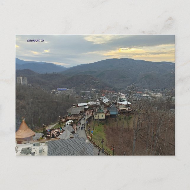 Cartão Postal De Festividades Smoky Mountain Serenity: Gatlinburg from Above (Frente)