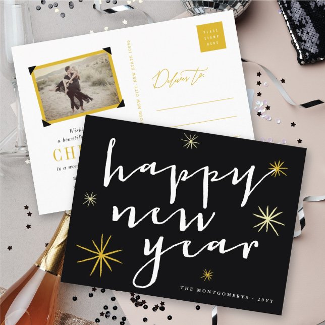 Cartão Postal De Festividades Starburst Dourado do Chic Script Moderno do feliz  (Happy New Year Modern Script Chic Gold Starburst Holiday Postcard @ fat_fa_tin)