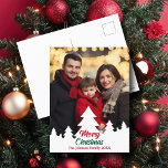 Cartão Postal De Festividades Verde Vermelho da Família das Árvores de Natal Mod<br><div class="desc">Este cartão postal de Natal chic,  da família moderna,  apresenta a sua fotografia de Natal vertical enquadrada por uma borda de árvores brancas de Natal. Personalize com um roteiro vermelho e verde para uma bela fotografia minimalista do cartão de Natal.</div>