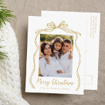 Cartão Postal De Festividades Vintage Dourado Arco Feliz Foto de Natal<br><div class="desc">Celebre a temporada de festas com este charmoso cartão postal de Natal que mostra a foto da sua família emoldurada por um arco de ouro festivo e fita em um fundo branco nítido. "Feliz Natal" é escrito elegantemente em um encantador guião dourado, manuscrito, com espaço para personalizar seu nome familiar...</div>