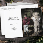 Cartão Postal De Festividades Vintage Mínima Uma Foto Personalizada Natal<br><div class="desc">Apresentando nosso Cartão postal de Natal Personalizado Mínimo Vintage One Photo Foliday, uma forma nostálgica e personalizada de enviar cartões de natal quentes para seus entes queridos. Estes cartões postais combinam uma estética vintage com um toque sincero. Com fotos familiares e textos em estilo de máquina de escrever, solteiro, esses...</div>