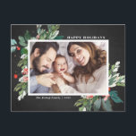 Cartão Postal De Festividades Watercolor Hollies Faux Chalkboard Foto Botânica<br><div class="desc">Envie seus cartões de natal queridos nesta temporada com este cartão postal de fotos horizontal e rústico. Apresenta colores de aquarelas, sotaques de folha de ouro falsos, padrões de férias festivos correspondentes, fundo de quadro negro falso e tipografia moderna. Os textos são perfeitamente editáveis. Personalize este cartão com fotos de...</div>