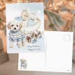 Cartão Postal De Festividades Watercolor Shipoo Winter Blue Christmas — Cartão-p<br><div class="desc">Cartão postal de Natal bonito, com a ilustração aquosa de um cão branco Shih Poo num suéter de inverno aconchegante de matizes castanhos e azuis em frente a um trenó, com presentes de Natal elegantemente embrulhados em tons neutros e azuis, com pinecones azuis e castanhos deitados abaixo com um fundo...</div>