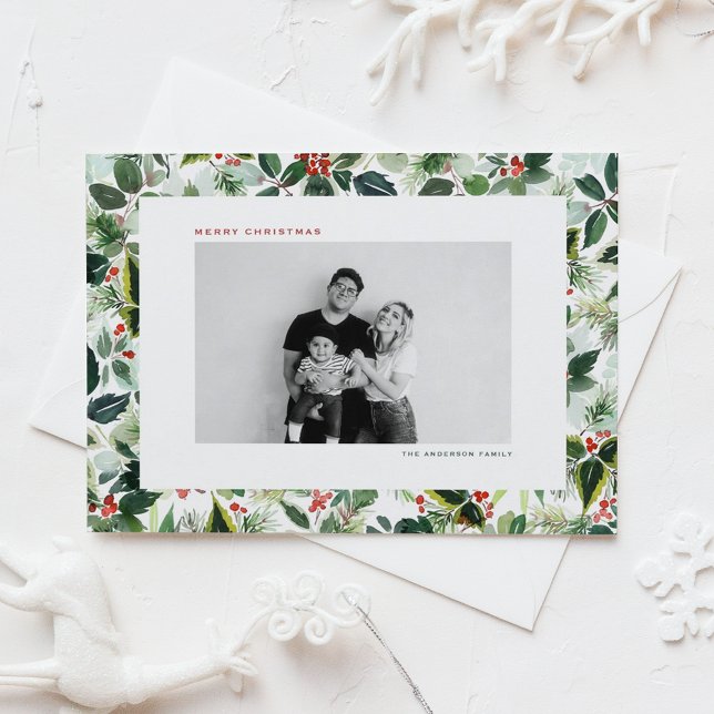 Cartão Postal De Festividades Winterberry e Variegated Deixa Foto de Natal (Customizable botanical photo Christmas postcard featuring watercolor holly and greenery pattern. )