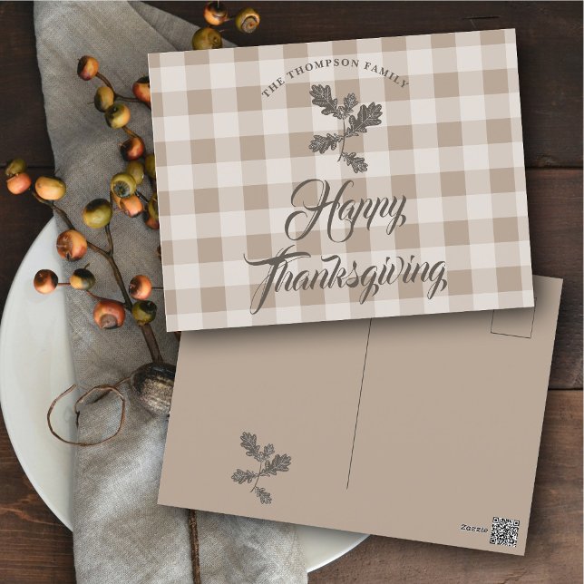 Cartão Postal De Festividades Xadrez de Taupe, nome da família de agradecimentos (Thanksgiving Gratitude Family Name Taupe Plaid Holiday Postcard)
