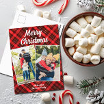 Cartão Postal De Festividades Xadrez Vermelha Tartan Feliz Natal 2 Foto da Famíl<br><div class="desc">Um padrão clássico de tartan vermelho-xadrez por trás de sua colagem vertical de fotos de duas famílias de férias para um cartão-postal festivo e tradicional de Feliz Natal. Cartões postais de Natal simples e bonitos que incluem duas fotografias.</div>