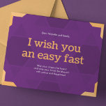 Cartão Postal De Festividades Yom Kippur<br><div class="desc">Este elegante cartão Yom Kippur é bordado por violeta vibrante e amarelo quente, criando um contraste impressionante. Ele incorpora o espírito de introspecção e perdão, essencial a Yom Kippur. Um padrão sutil de Estrelas de David aumenta ainda mais o apelo estético. As palavras " Desejo-lhe uma rapidez fácil" estão inscritas...</div>