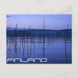 Cartão postal de lago sereno e enevoado após chuva