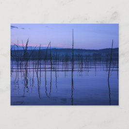 Cartão postal de lago sereno e enevoado após chuva