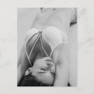 Cartão postal de modelo de lingerie B&W elegante