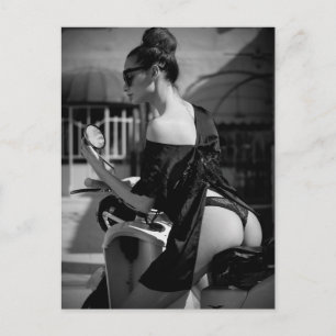 Cartão postal de modelo de Lingerie preto e branc