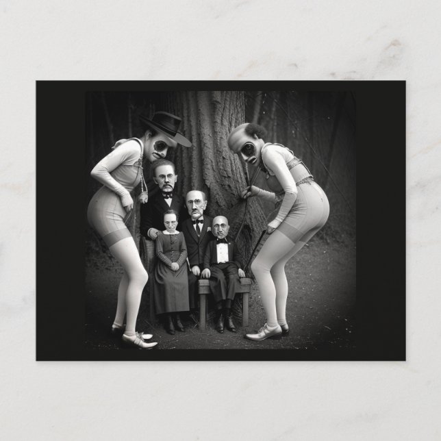 Cartão postal de Pessoas Bizarras na Floresta (Frente)